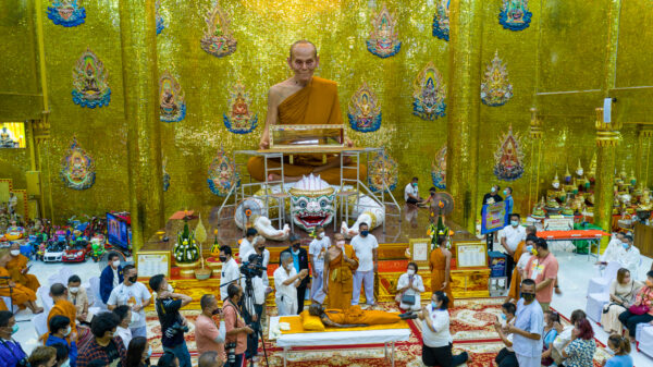 นครปฐม วัดไผ่ล้อมจัดพิธีเปลี่ยนผ้าครอง ย้ายสังขาร หลวงพ่อพูล เข้าสู่ศาลาหลวงพ่อพูลหลังใหม่ที่เพิ่งจะสร้างเสร็จพร้อมกับรูปหล่อไฟเบอร์กลาสหลวงพ่อพูลอุ้มโลงแก้ว หนึ่งเดียวในโลก