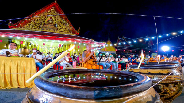 นครปฐม หลวงพี่น้ำฝนวัดไผ่ล้อม จัดพิธีอาบน้ำจันทร์คืนวันเพ็ญ วันลอยกระทง