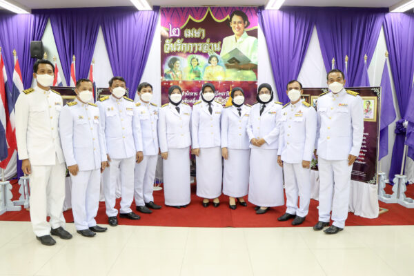 นราธิวาส นายไพโรจน์ จริตงาม รองผวจ.นราธิวาส เป็นประธานในพิธีมอบหนังสือพระราชทาน สารานุกรมไทยสำหรับเยาวชน