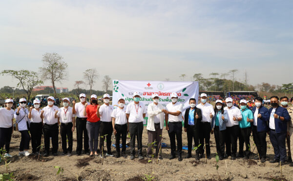 สภากาชาดไทย ปลูกต้นไม้ 2,000 ต้น ร่วมในโครงการ “ปลูกต้นไม้ล้านต้น สร้างพื้นที่สีเขียวและกำแพงกรองฝุ่นทั่วกรุง” ของ กทม.
