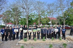 ผู้ว่าราชการจังหวัดนครปฐม นำส่วนราชการร่วมปฏิบัติการ quick win 90 วันปลูกผักสวนครัวเพื่อสร้างความมั่นคงทางอาหาร สู้ภัยวิกฤตด้วยวิถีพอเพียง กิจกรรม kick off ผู้นำทำก่อน